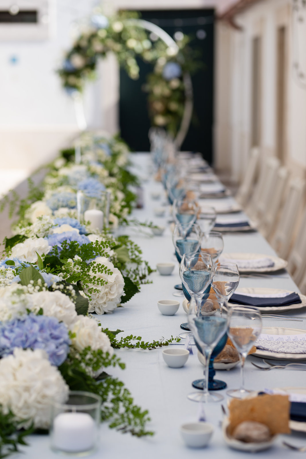 Mesa de banquete ao ar livre decorada para casamento