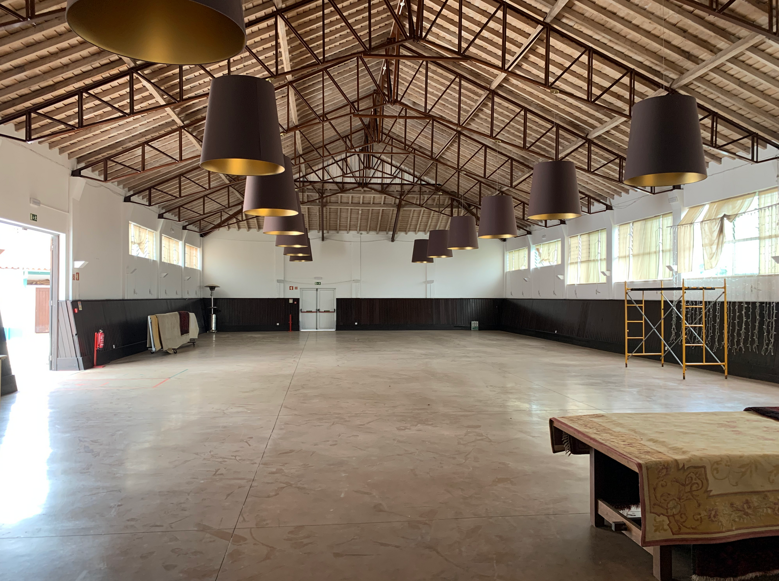 Salão interior amplo da quinta, pronto para ser montado para um evento